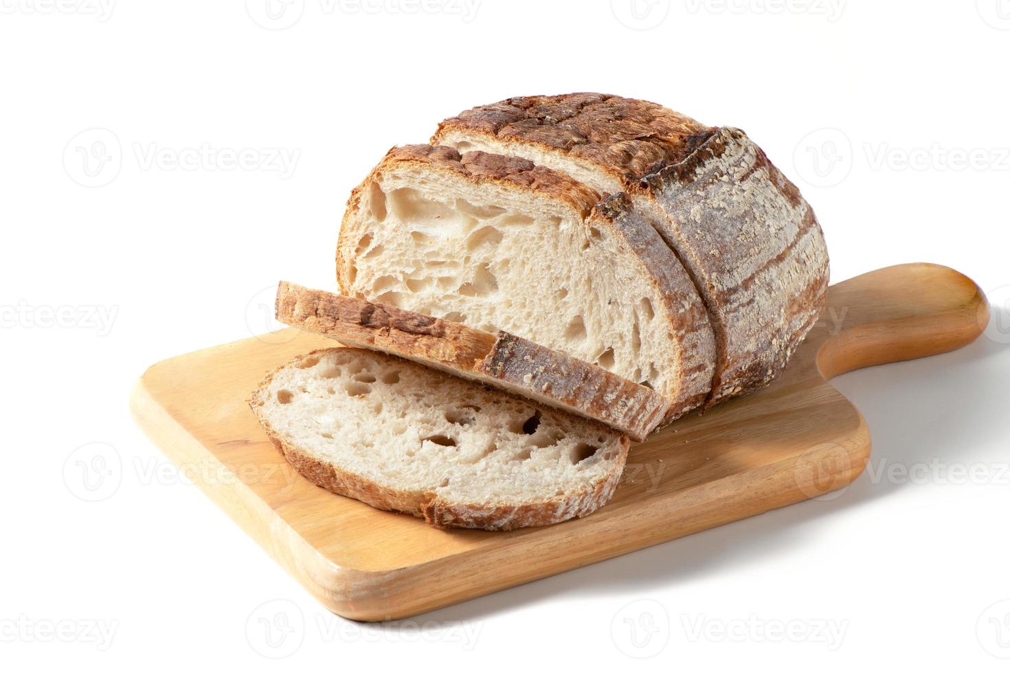 gesneden zuurdesem brood Aan hout bord geïsoleerd Aan wit achtergrond, eigengemaakt bakkerij foto