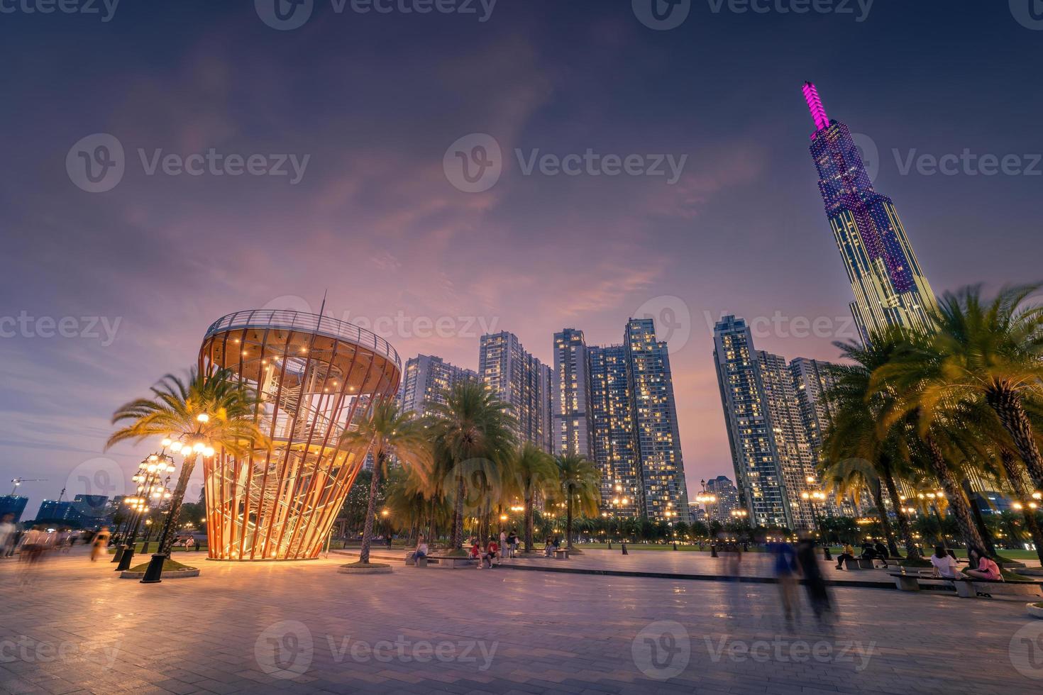 mooi nacht visie met kleurrijk lucht Bij mijlpaal 81 - het is een super hoog wolkenkrabber met ontwikkeling gebouwen langs Saigon rivier- in ho chi minh stad, Vietnam. foto