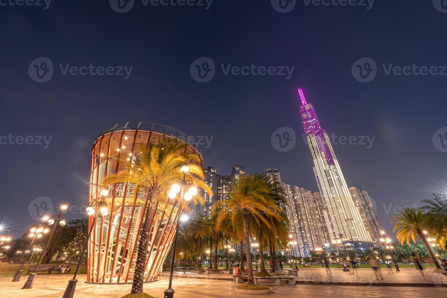 mooi nacht visie met kleurrijk lucht Bij mijlpaal 81 - het is een super hoog wolkenkrabber met ontwikkeling gebouwen langs Saigon rivier- in ho chi minh stad, Vietnam. foto