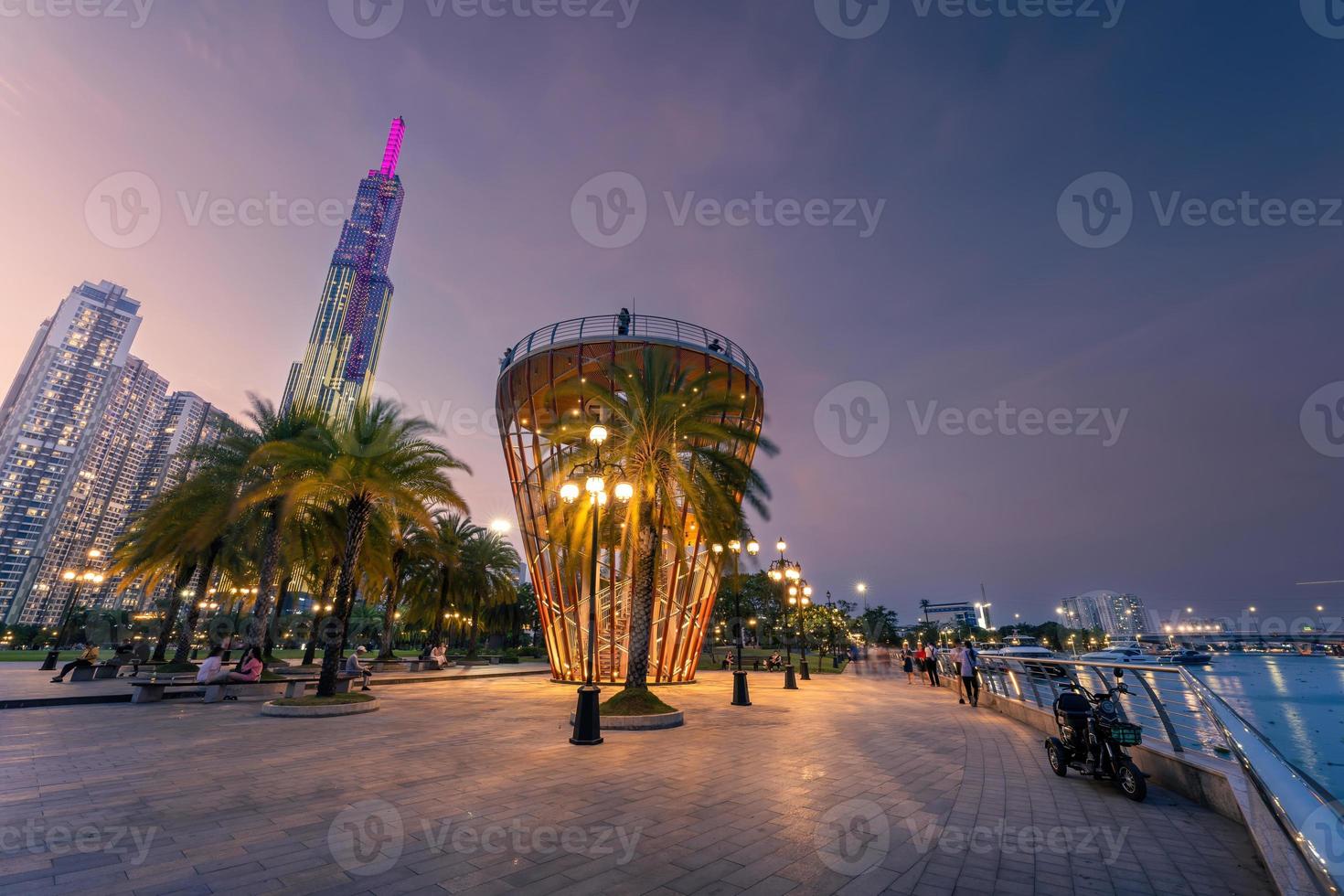 mooi nacht visie met kleurrijk lucht Bij mijlpaal 81 - het is een super hoog wolkenkrabber met ontwikkeling gebouwen langs Saigon rivier- in ho chi minh stad, Vietnam. foto