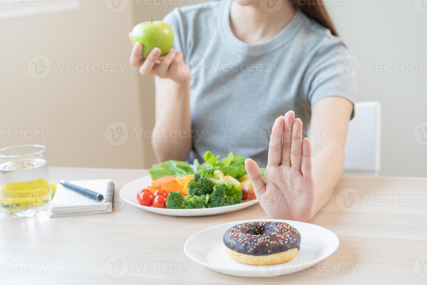 eetpatroon, dieet Aziatisch jong vrouw of meisje gebruik hand- Duwen uit, ontkennen zoet donut en Kiezen groen salade groenten, eten voedsel voor mooi zo gezond, Gezondheid wanneer hongerig. dichtbij omhoog vrouw gewicht verlies persoon. foto