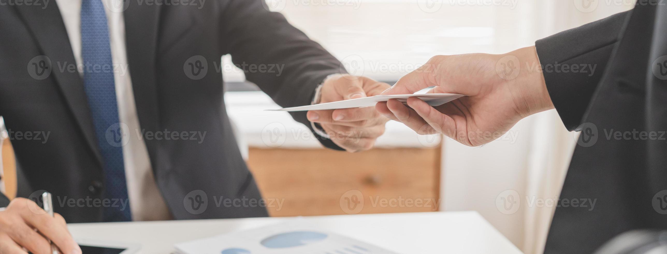 mooi zo functie, Aziatisch manager Mens geven financieel beloning in een envelop, bedrijf brief extra salaris naar bedrijf medewerker, Kaukasisch mannetje arbeider kantoor hand- ontvangen premie bonus, krijgen controleren van baas foto