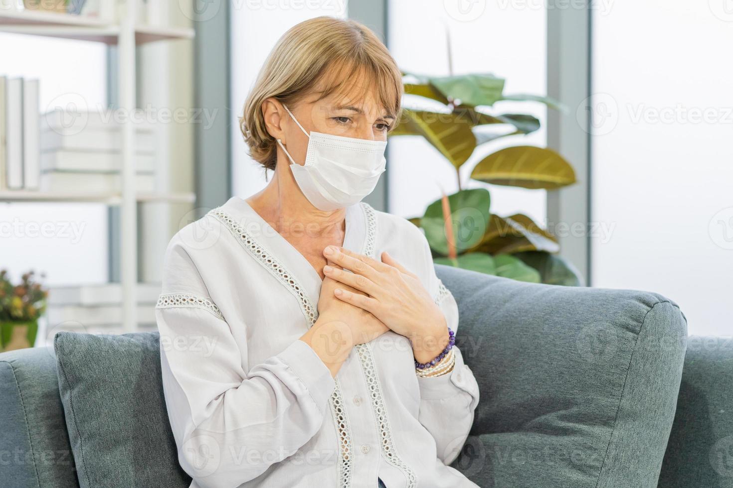 cardiologie, angina Kaukasisch volwassen vrouw hand- houden borst met pijn en pijn lijden, hebben hart aanval, pijn doen plotseling coronaire symptoom aritmie, hartkloppingen. Gezondheid zorg, hart ziekte van senior ouder. foto