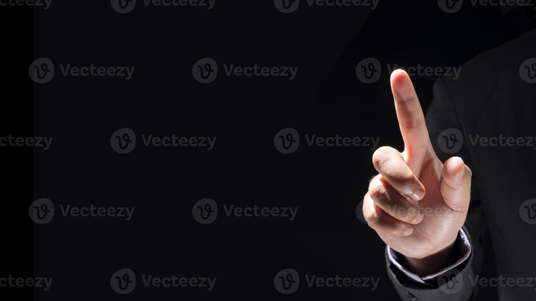 zakenman hand- aanraken virtueel scherm Aan zwart achtergrond foto
