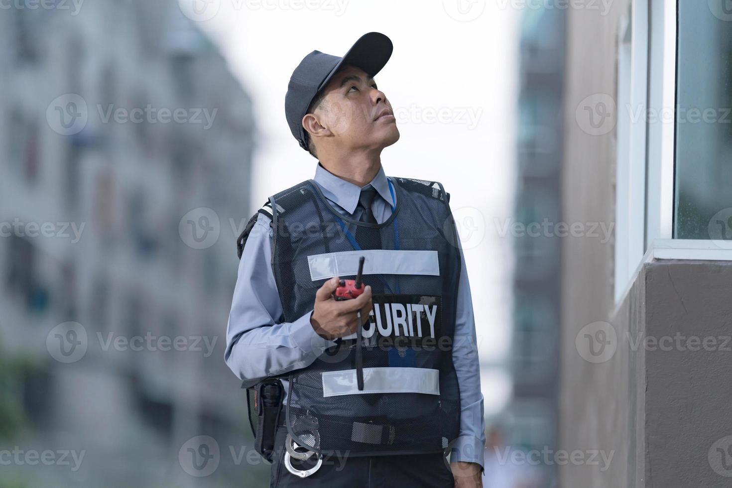 mannetje veiligheid bewaker gebruik makend van portable radio foto