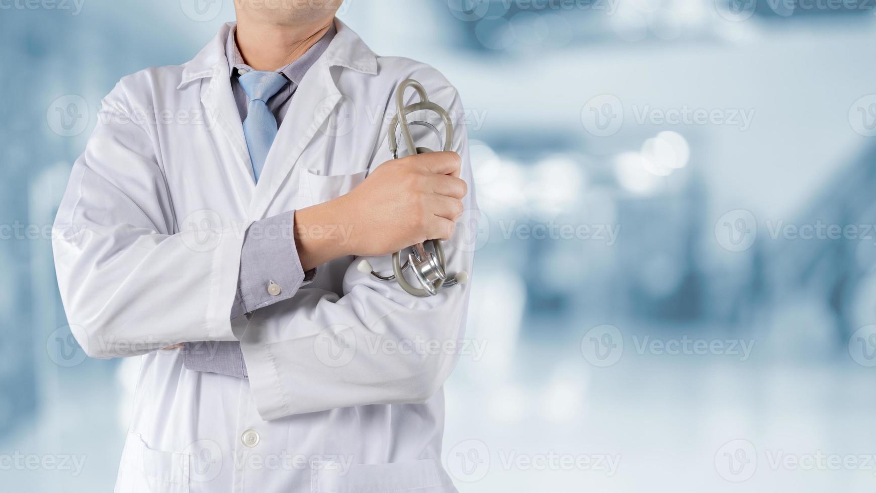 dokter met stethoscoop in de ziekenhuis achtergrond foto