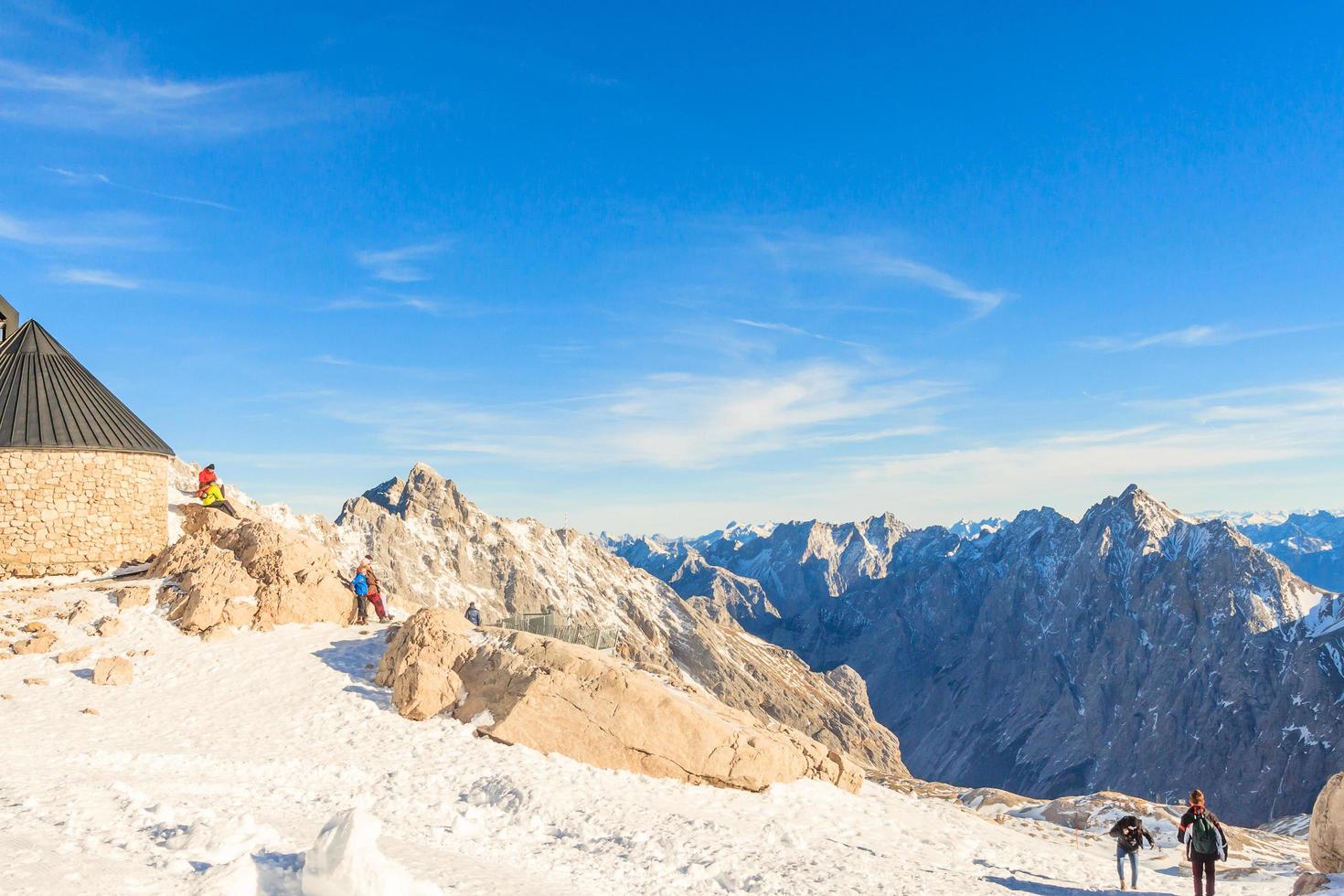 mensen op zugspitze-piek in garmisch partenkirchen, Duitsland foto