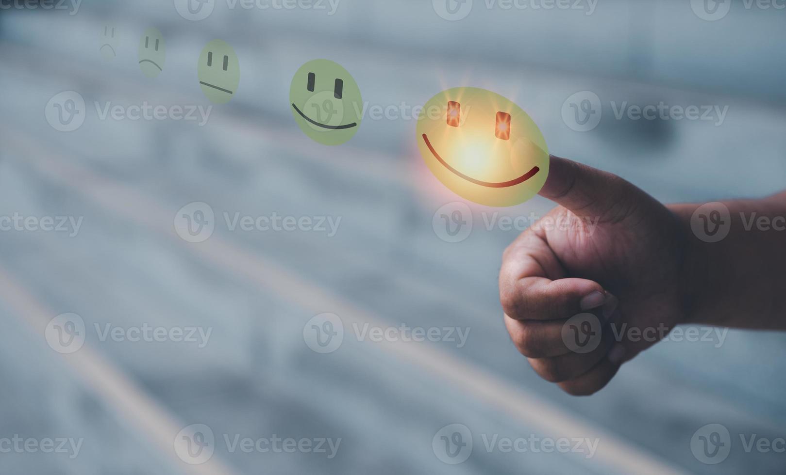 klant onderhoud tevredenheid enquête concept.bedrijf mensen of klanten tonen tevredenheid door duim omhoog Aan gezicht emoticon glimlach in tevredenheid Aan virtueel tintje scherm. foto