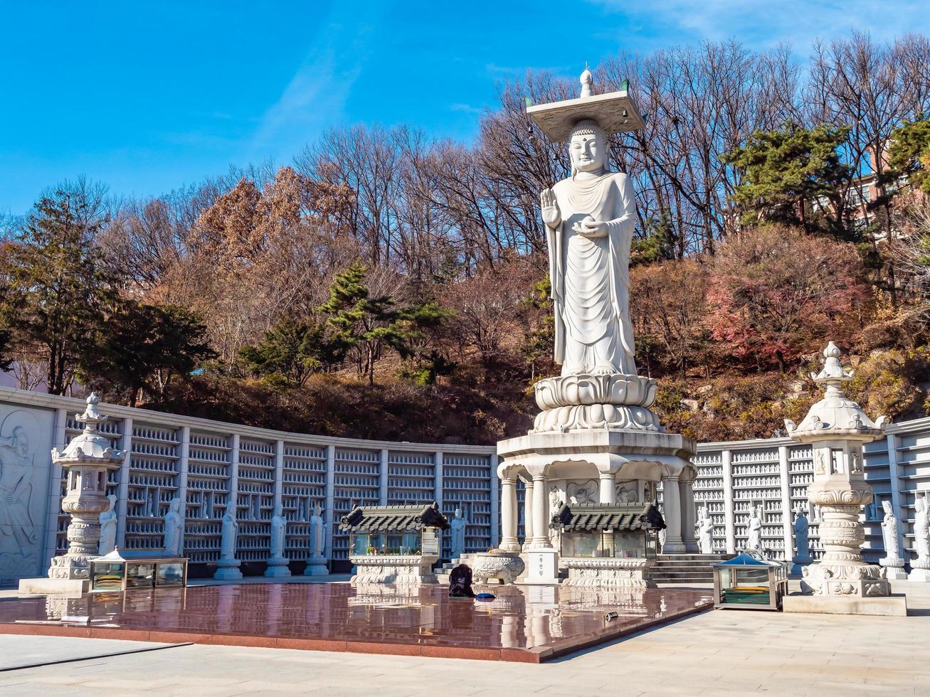 boeddhistisch standbeeld in bongeunsa-tempel in de stad van seoel, zuid-korea foto