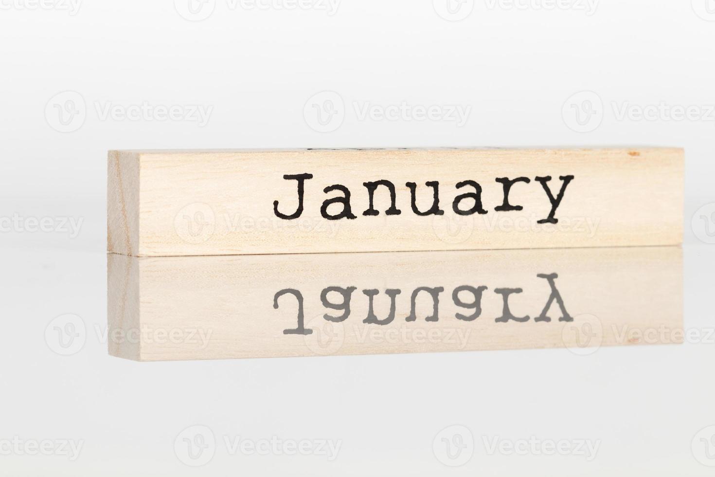 een houten kubus met de opschrift januari Aan een wit achtergrond foto