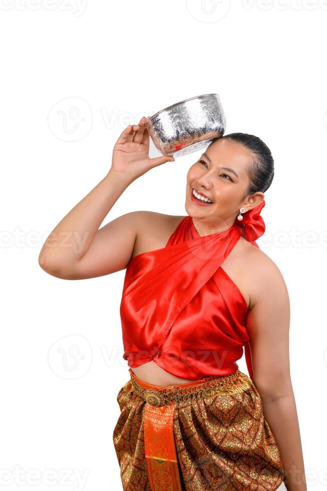 portret mooi vrouw in songkran festival met water kom foto