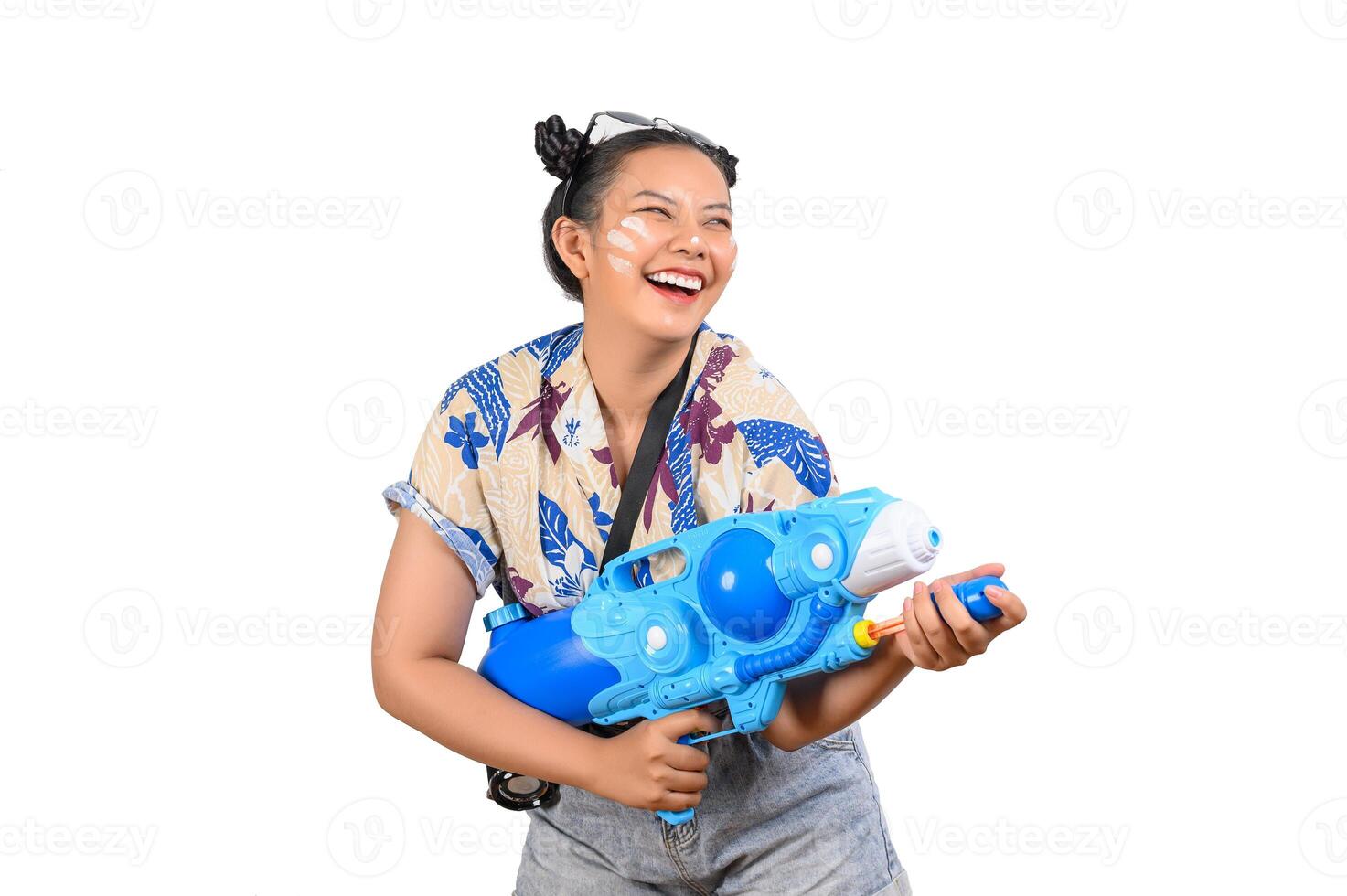 portret schattig vrouw in songkran festival met water geweer foto