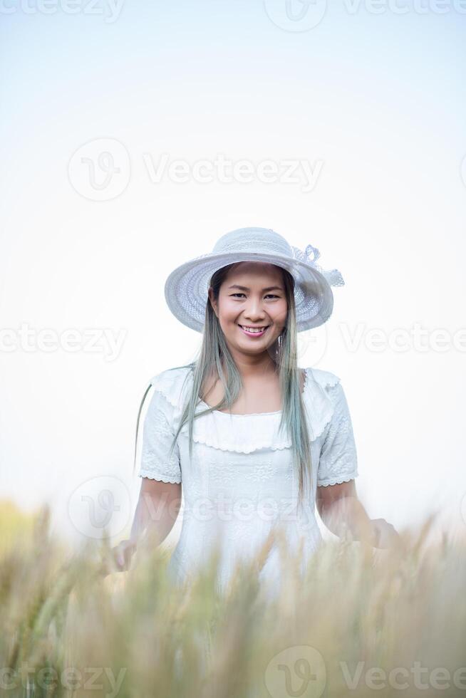 vrouw in de hoed geluk in de natuur foto