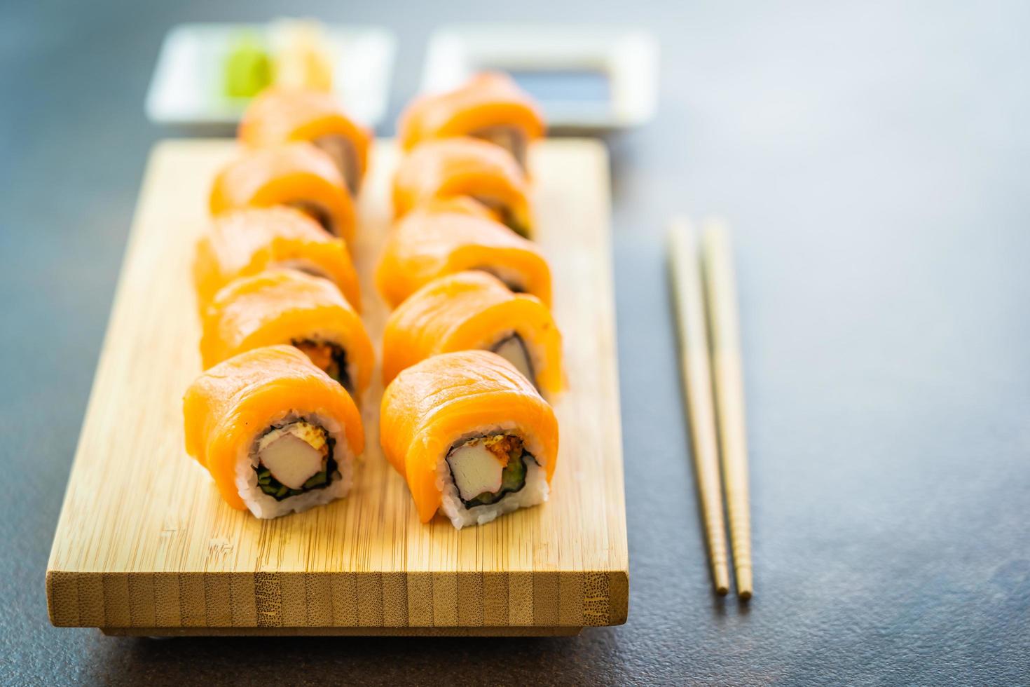 zalmsushi rolt op houten plaat foto