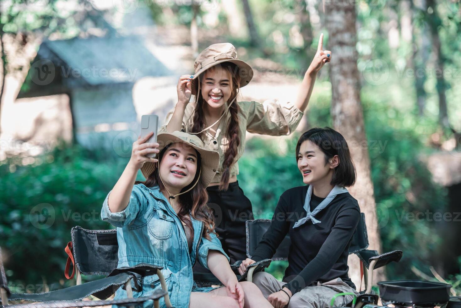 Aziatisch mooi vrouw en vriendin gebruik smartphone selfie Aan camping foto