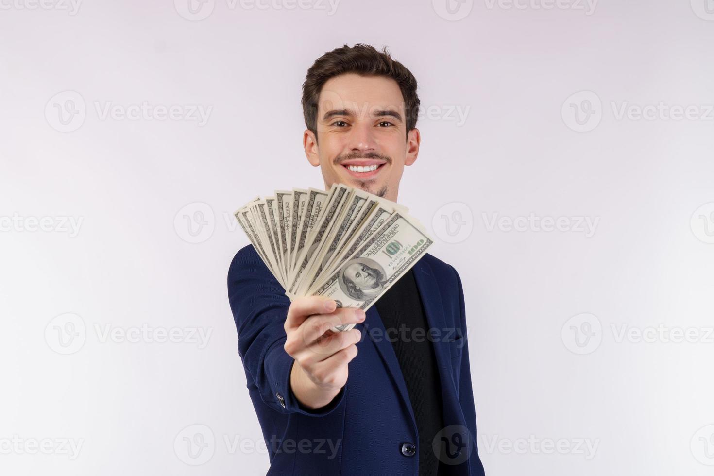portret van een vrolijk Mens Holding dollar rekeningen over- wit achtergrond foto