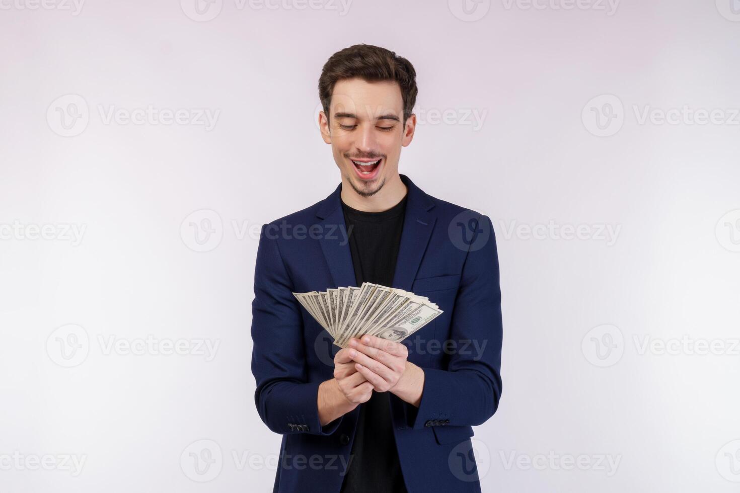 portret van een vrolijk Mens Holding dollar rekeningen over- wit achtergrond foto