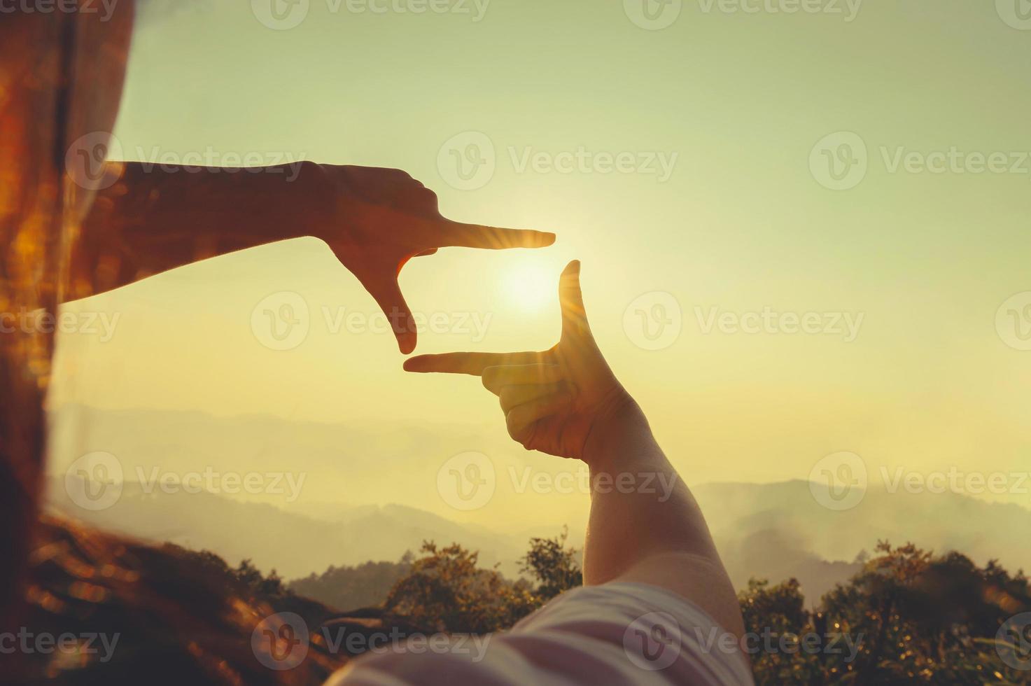 dichtbij omhoog hand- framing op zoek visie zonsopkomst foto