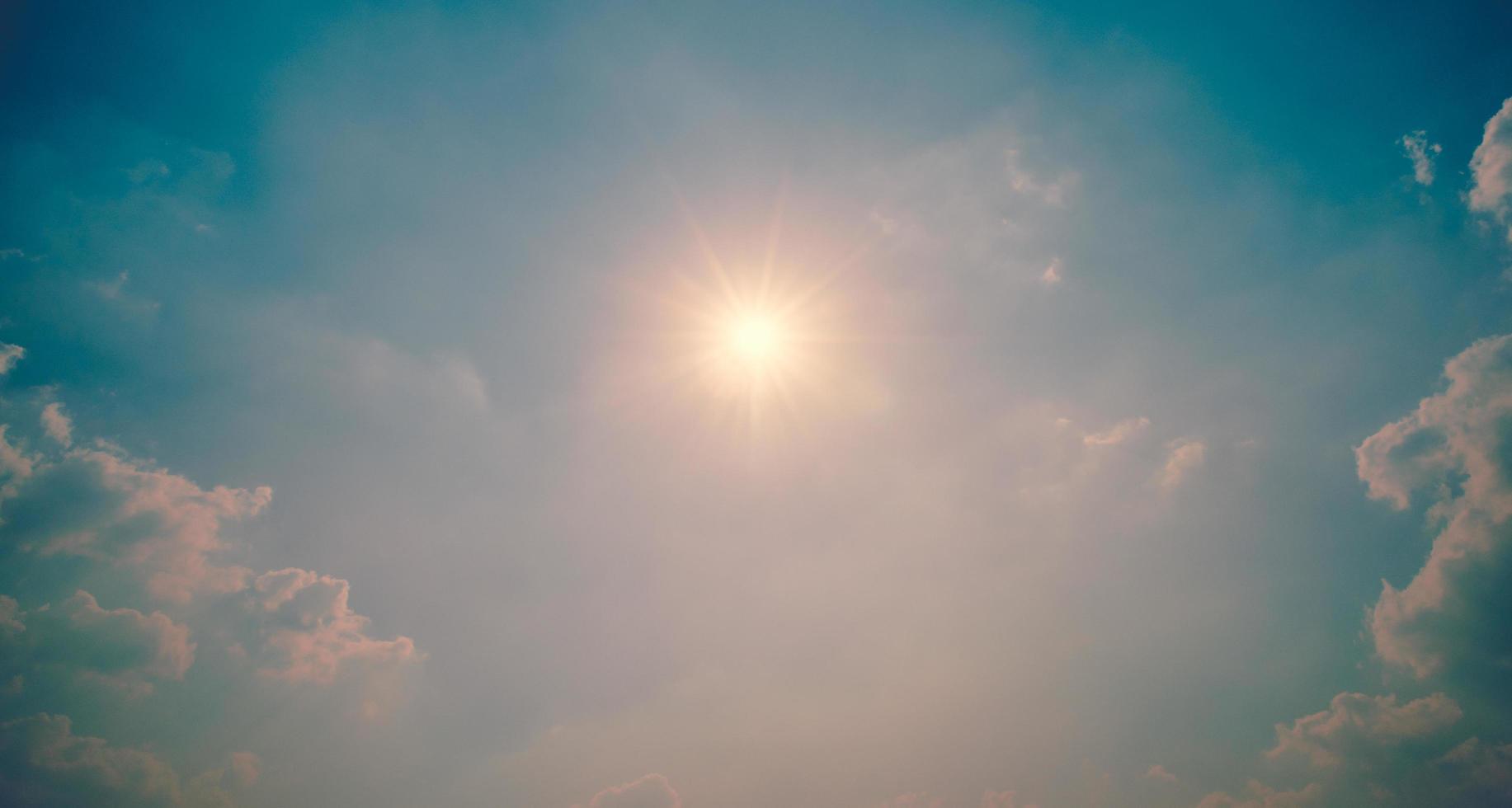 zon en blauwe hemelachtergrond foto