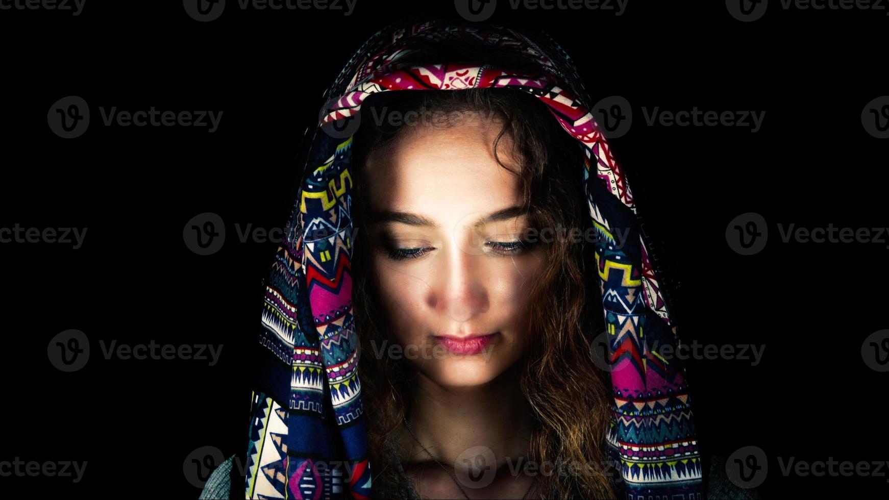 midden- oostelijk jong meisje in hoofddoek houding foto