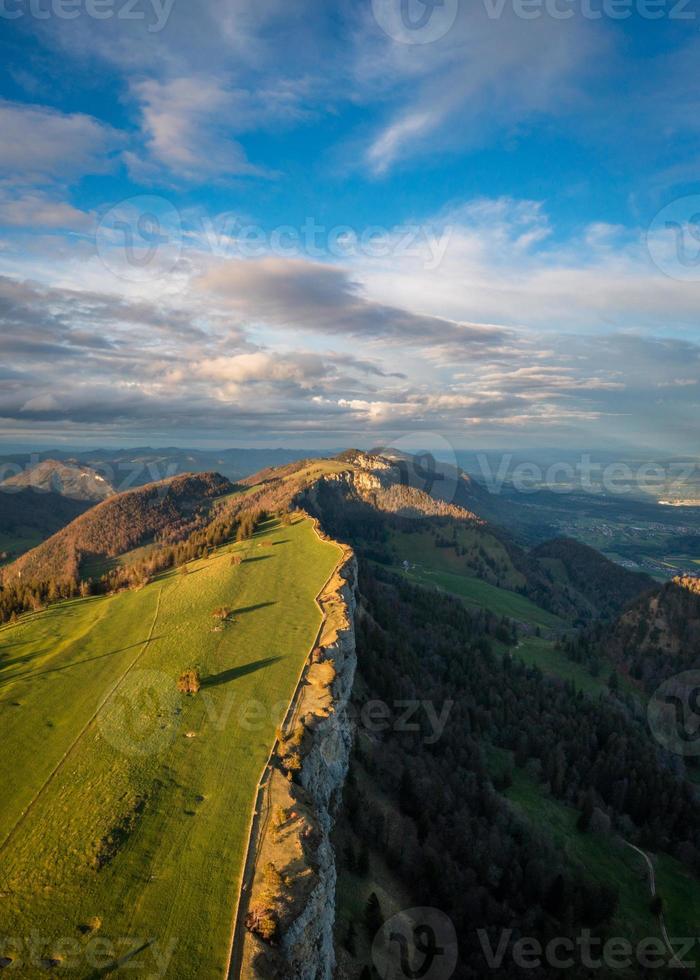 antenne visie van berg landschap in Zwitserland foto