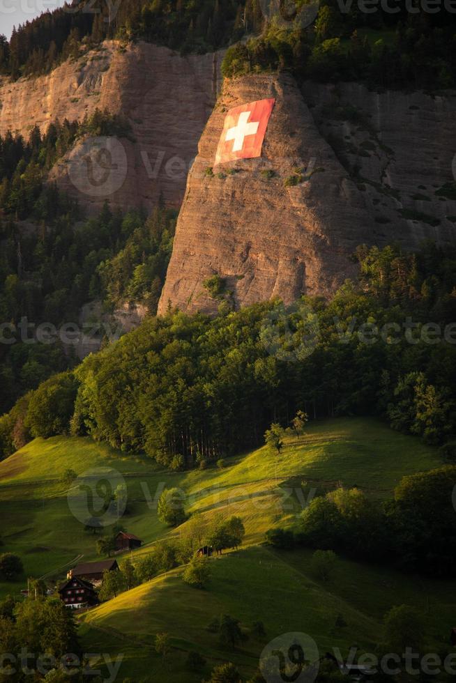 Zwitsers berg landscpae met Zwitsers vlag foto