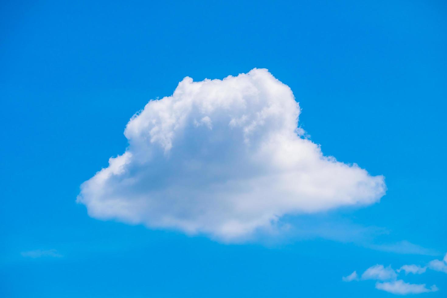 witte wolk op blauwe hemel foto