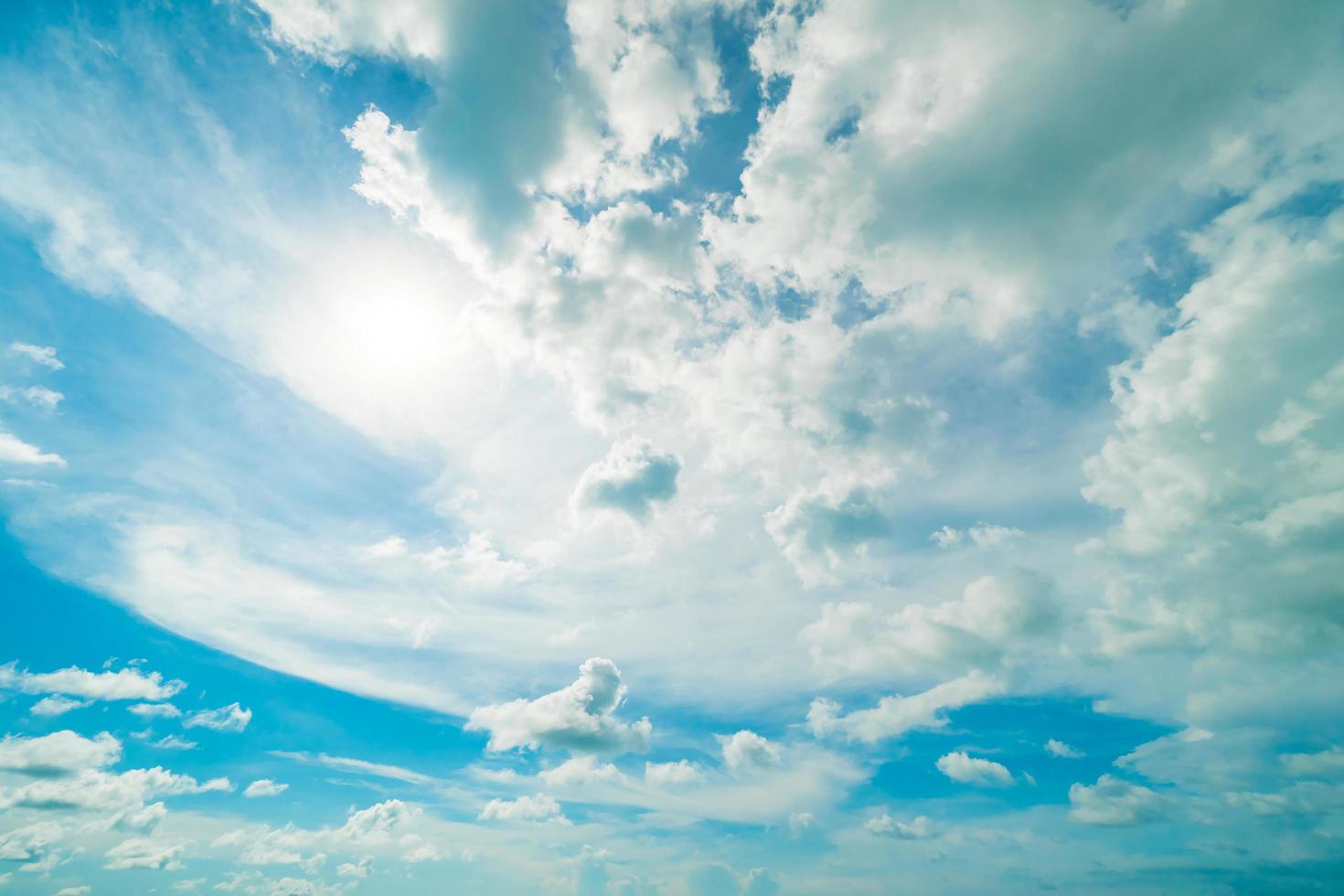 witte wolken in de blauwe lucht foto