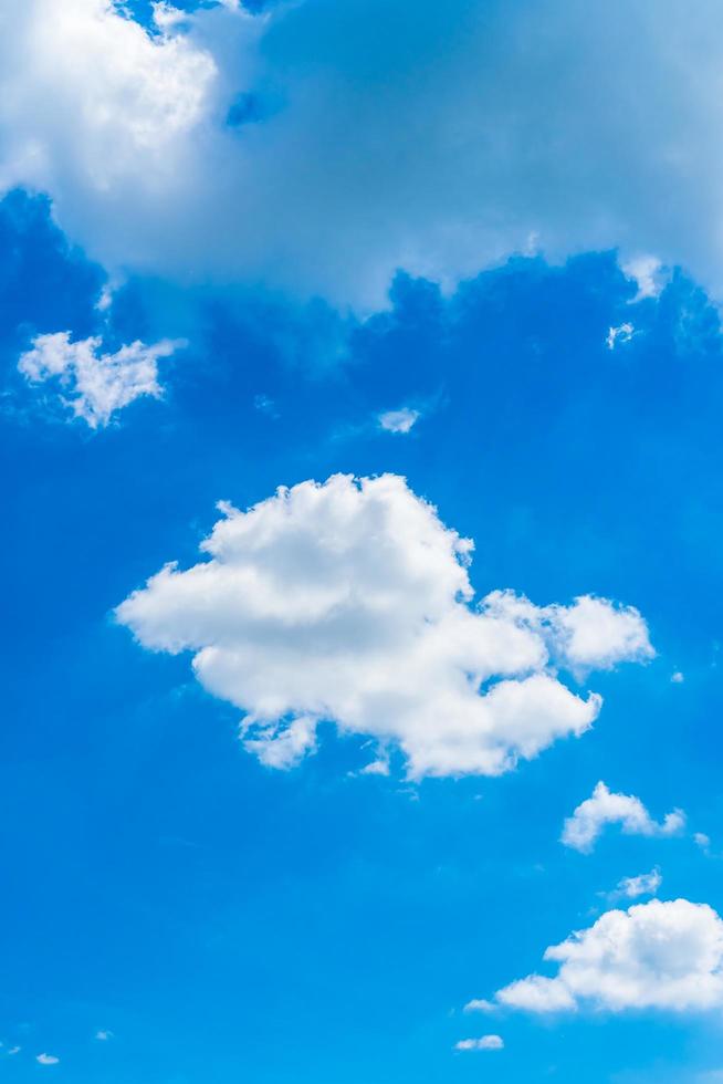 witte wolken in de blauwe lucht foto