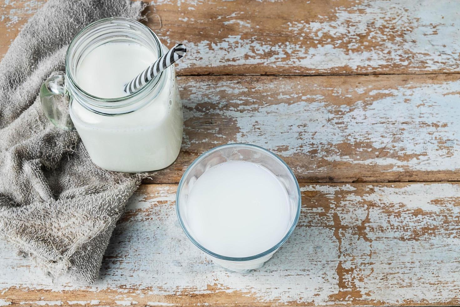 melk in glazen op een houten tafel foto