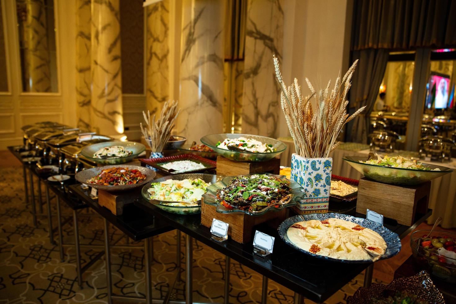 buffet tafel met divers salades en snacks foto