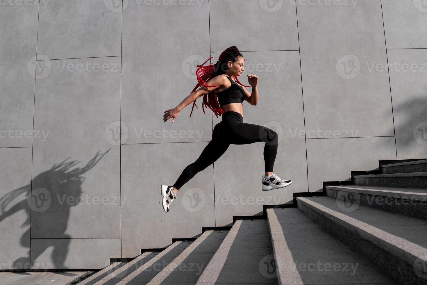 fit jong vrouw jumping en rennen foto