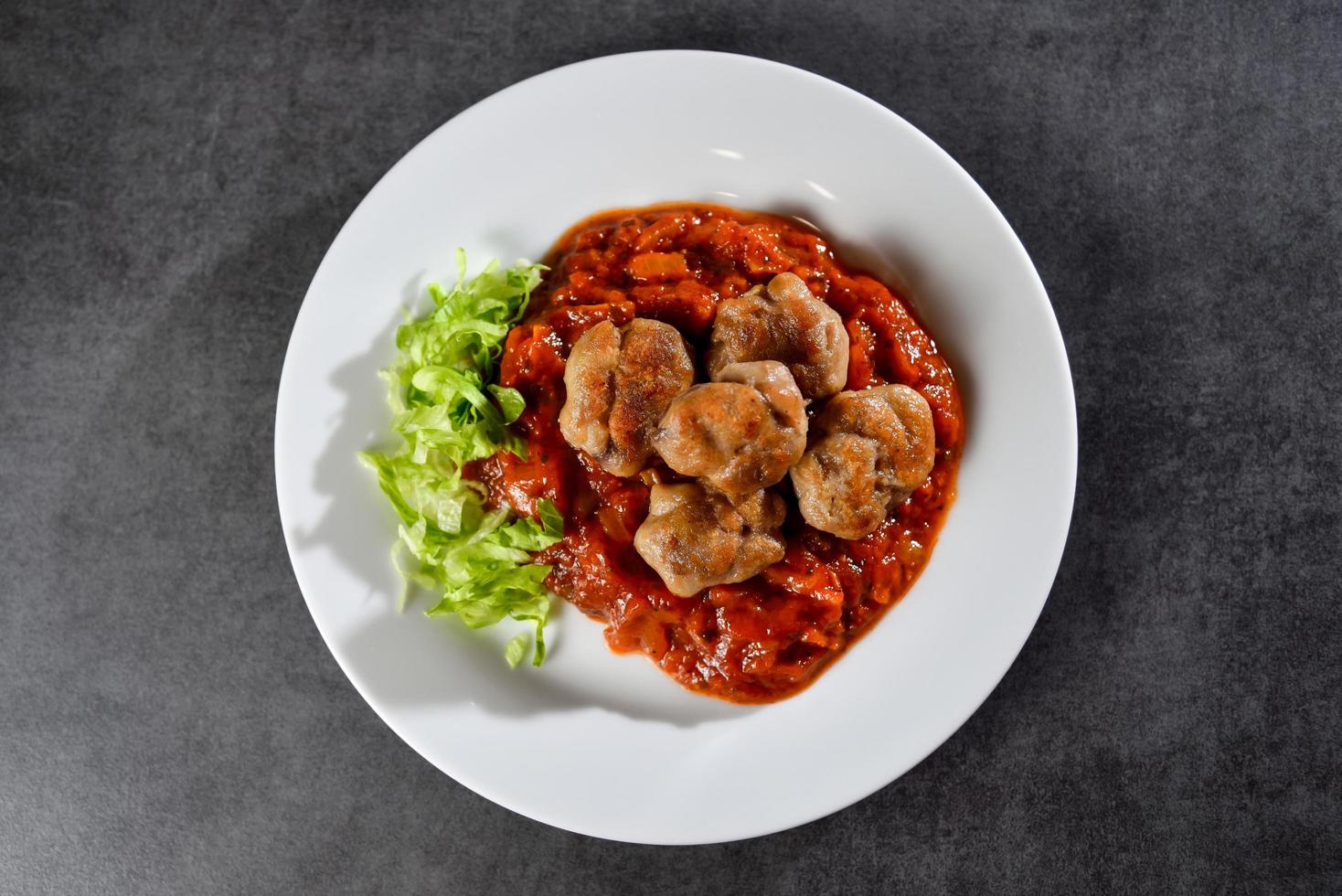 huisgemaakte kippengehaktballetjes in tomatensaus foto