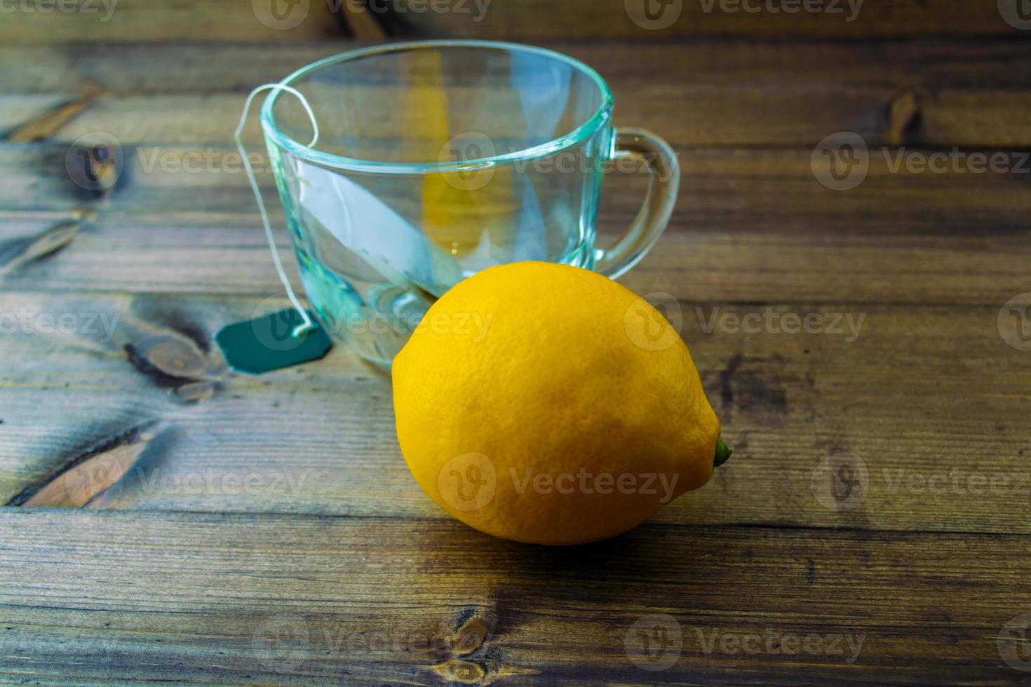 glas mok met thee zak en citroen. foto