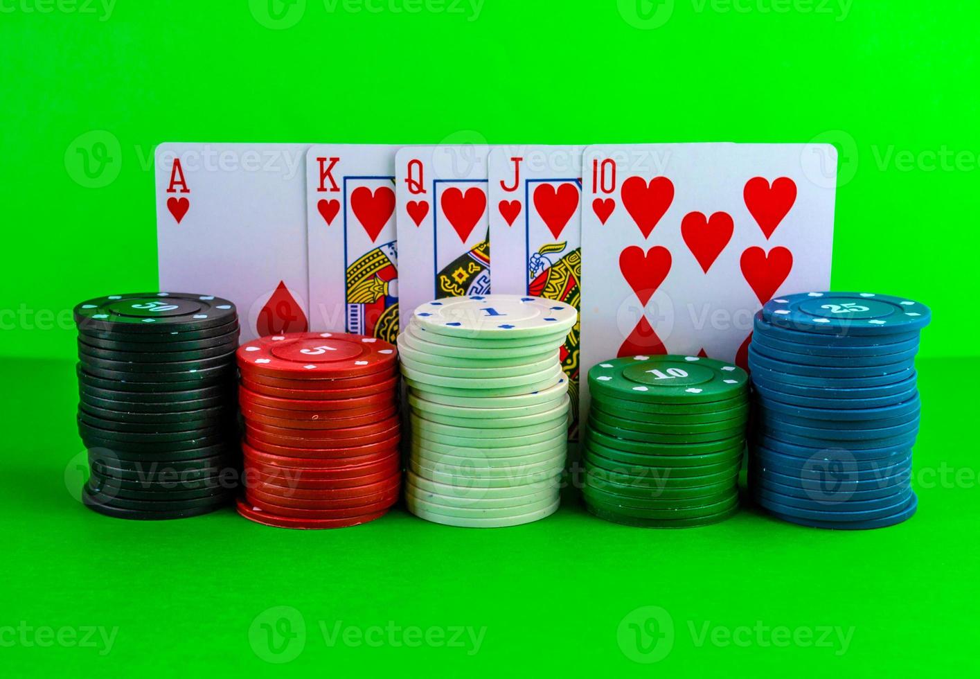 poker chips in stapels en Koninklijk doorspoelen Aan de tafel. foto