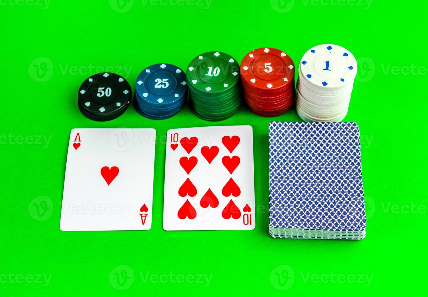 poker spel, aas en tien kaarten en chips. foto