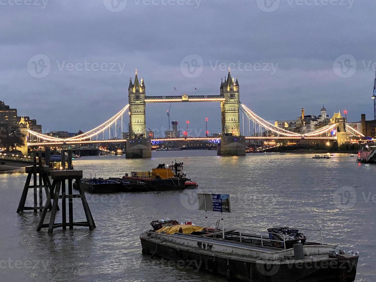 toren brug in Londen Bij nacht foto