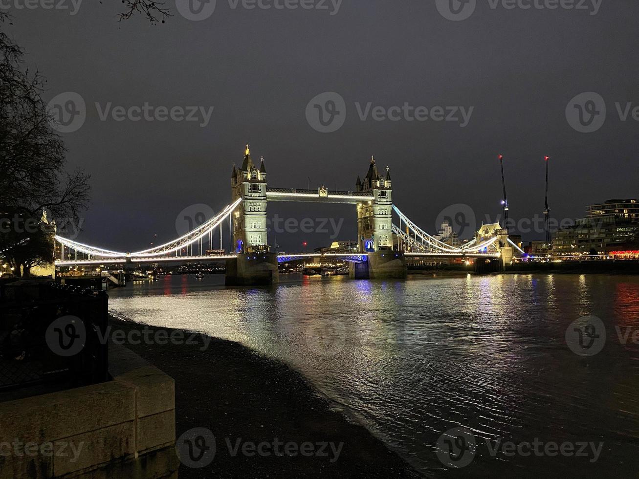 toren brug in Londen Bij nacht foto