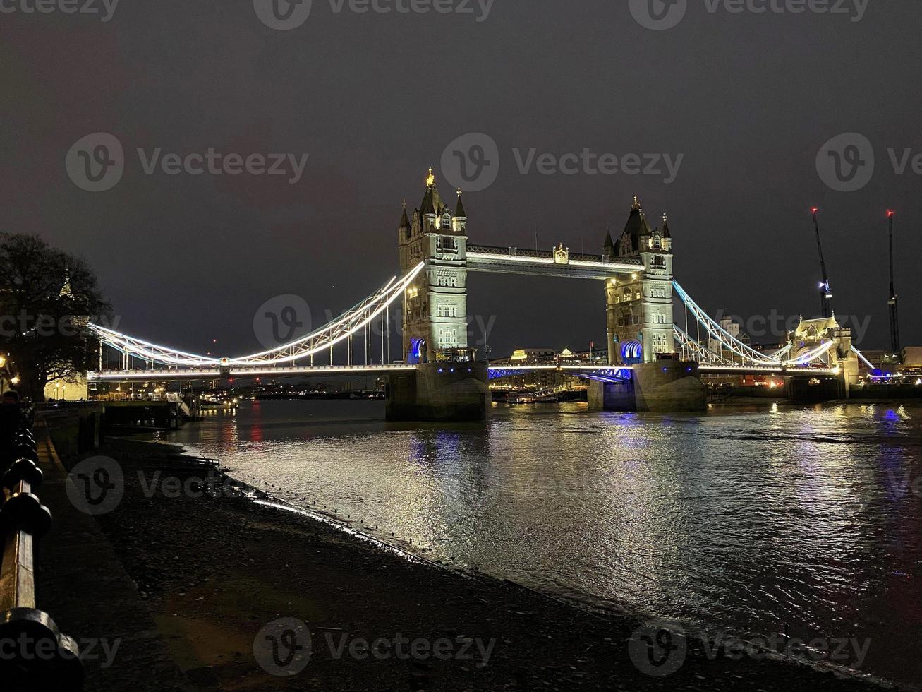 toren brug in Londen Bij nacht foto