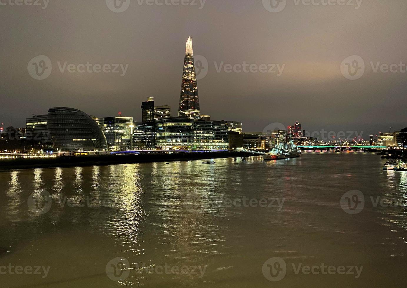 de rivier- Theems Bij nacht met reflectie foto