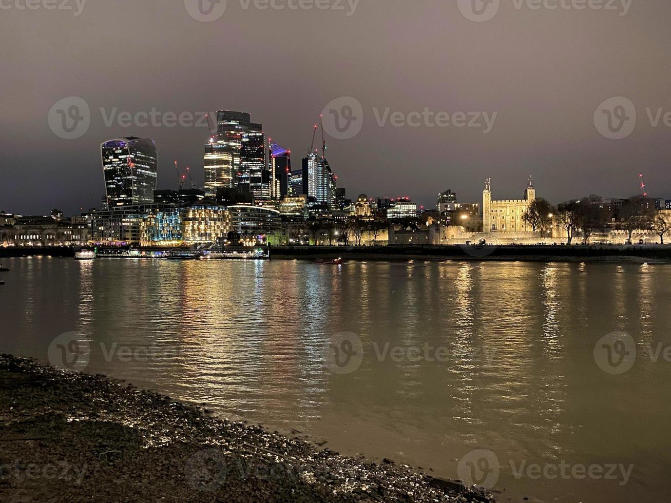 de rivier- Theems Bij nacht met reflectie foto