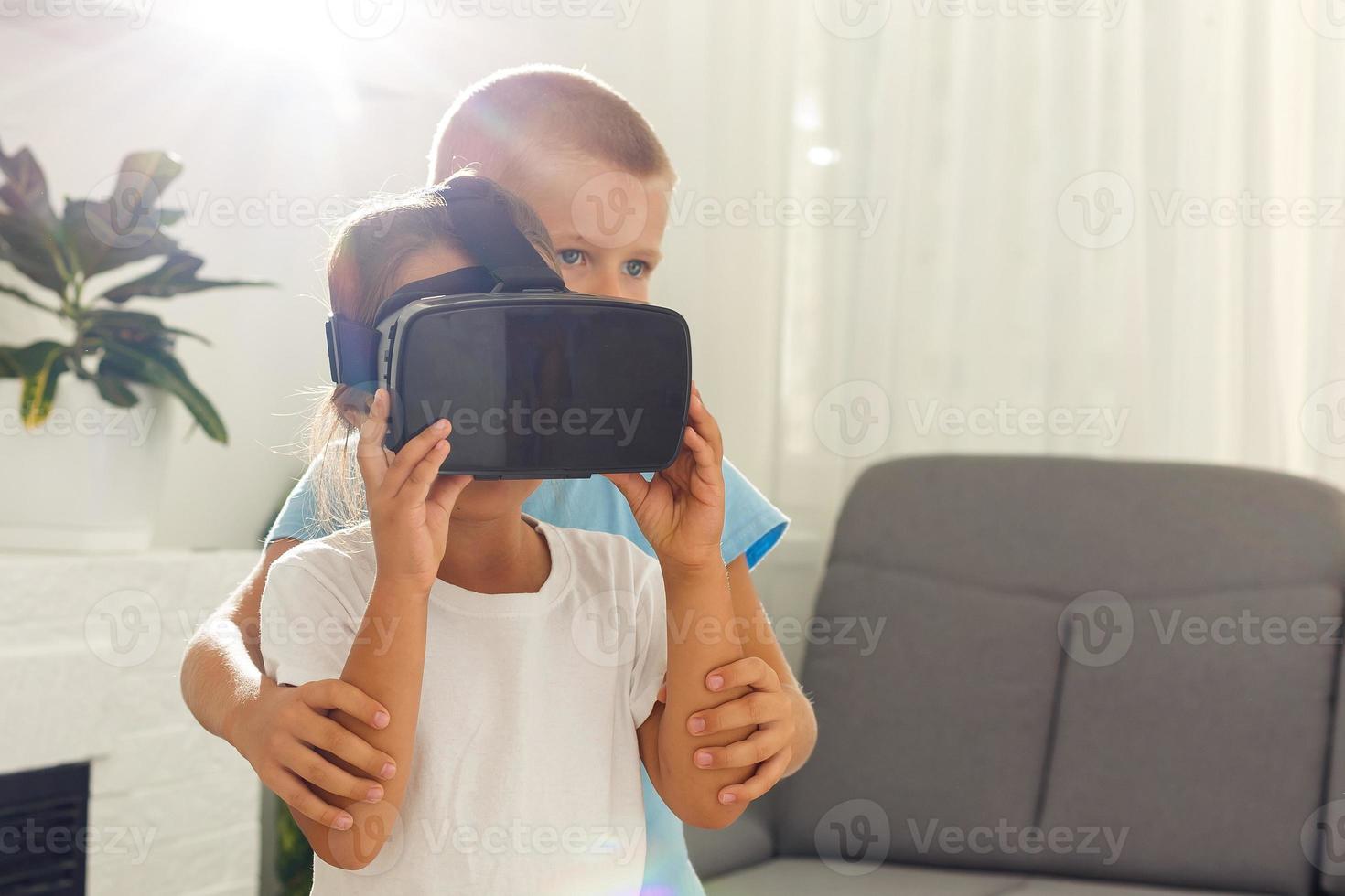 versteld staan kinderen gebruik makend van virtueel realiteit headsets foto