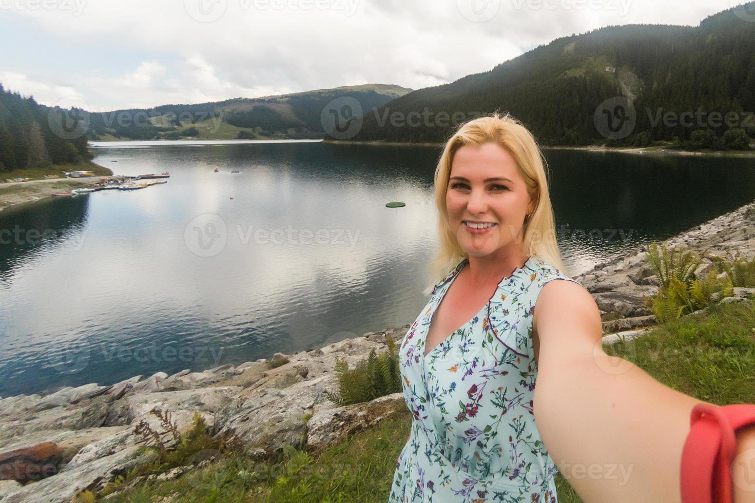 achterzijde visie van een vrouw wandelaar wandelen Aan een spoor in de Alpen in de buurt ehrwald, Tirol, Oostenrijk. landschap met gras, bomen, rotsachtig bergen en blauw lucht. foto