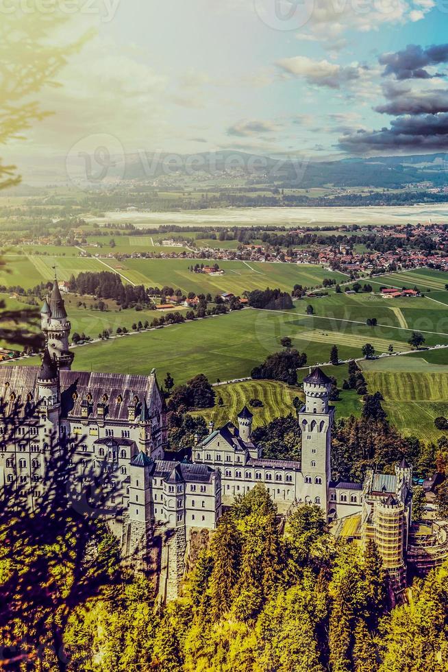 mooi antenne visie van neuschwanstein kasteel in herfst seizoen. paleis gelegen in Beieren, duitsland. neuschwanstein kasteel een van de meest populair paleis en reizen bestemming in Europa en wereld. foto