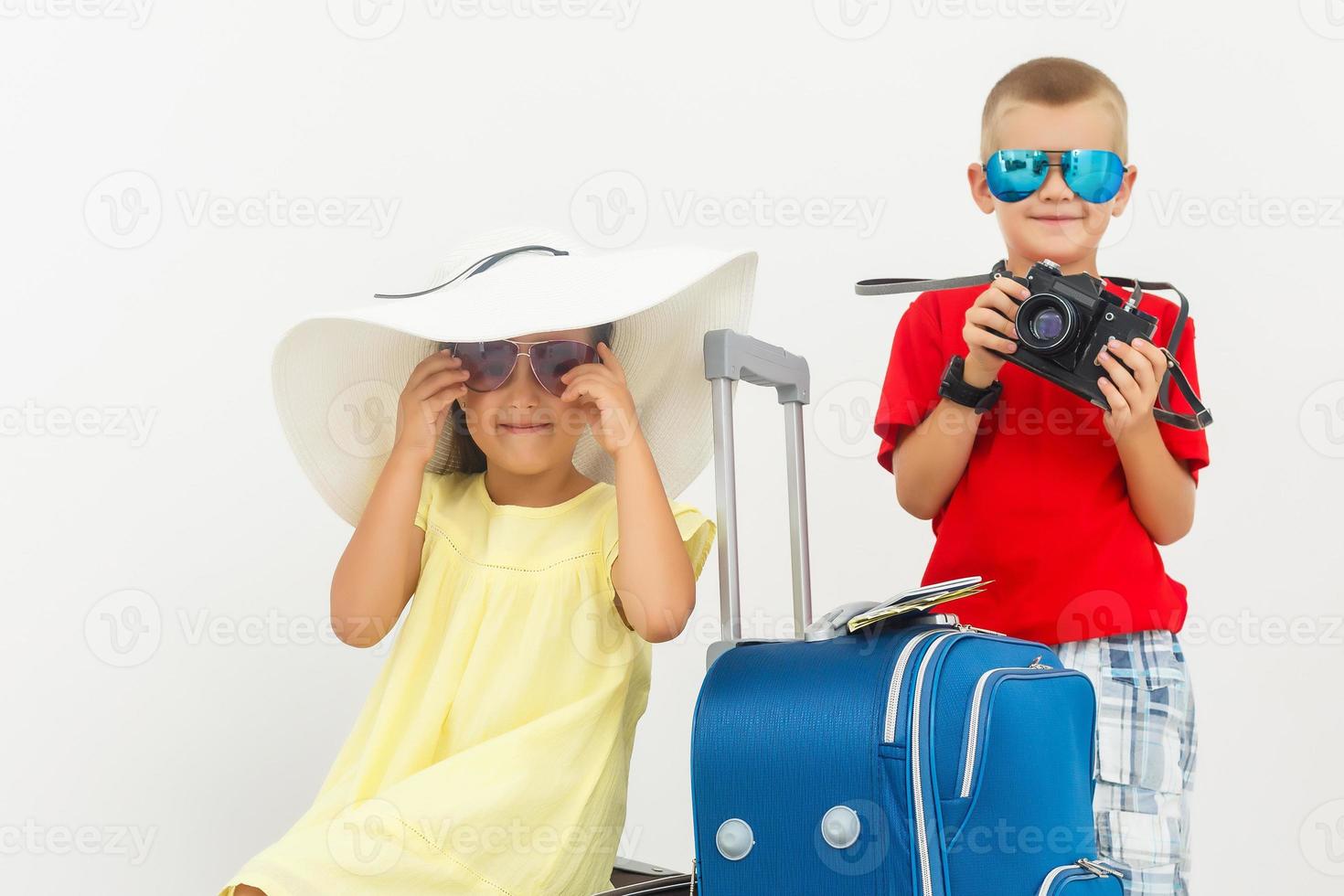 de jong reiziger kinderen met een koffer. geïsoleerd over- wit achtergrond foto