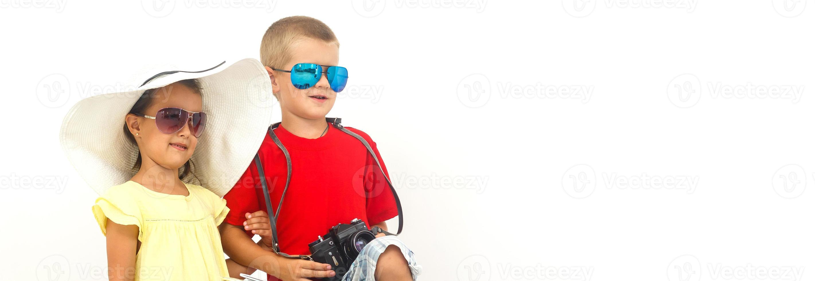 de jong reiziger kinderen met een koffer. geïsoleerd over- wit achtergrond foto