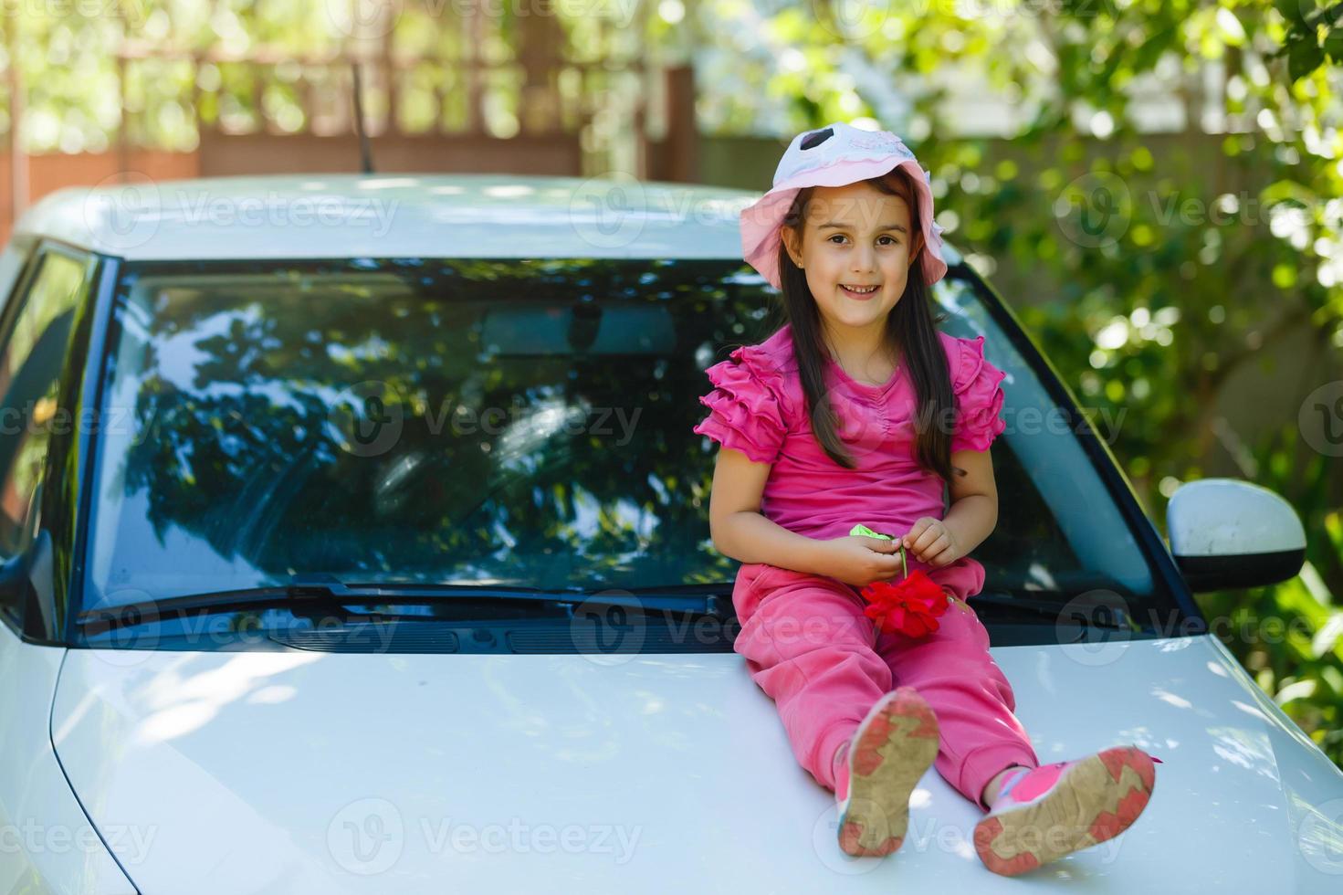 kinderen zittend Aan kap buitenshuis foto