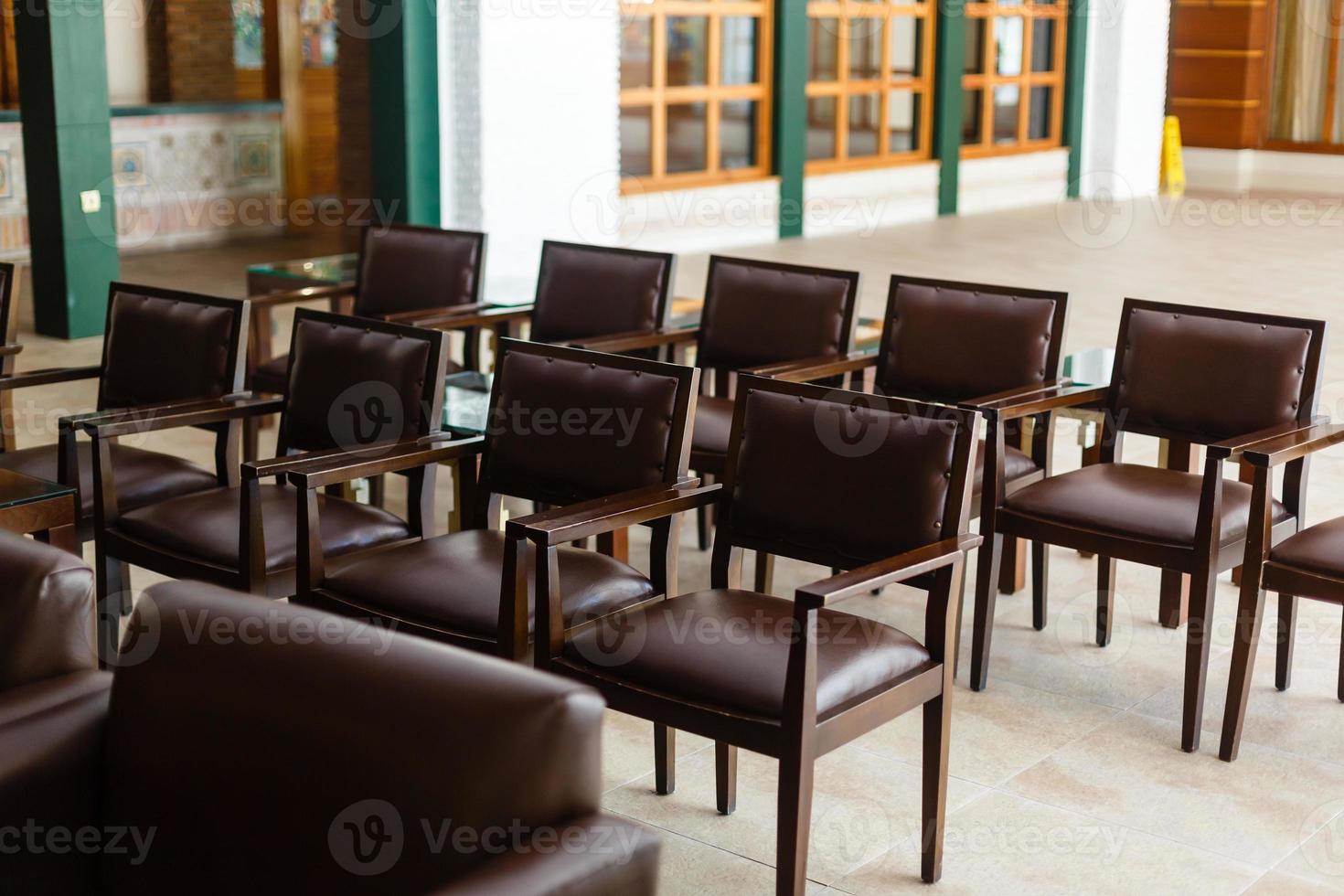 oud wijnoogst leer stoel, leeg conferentie kamer voordat vergadering foto