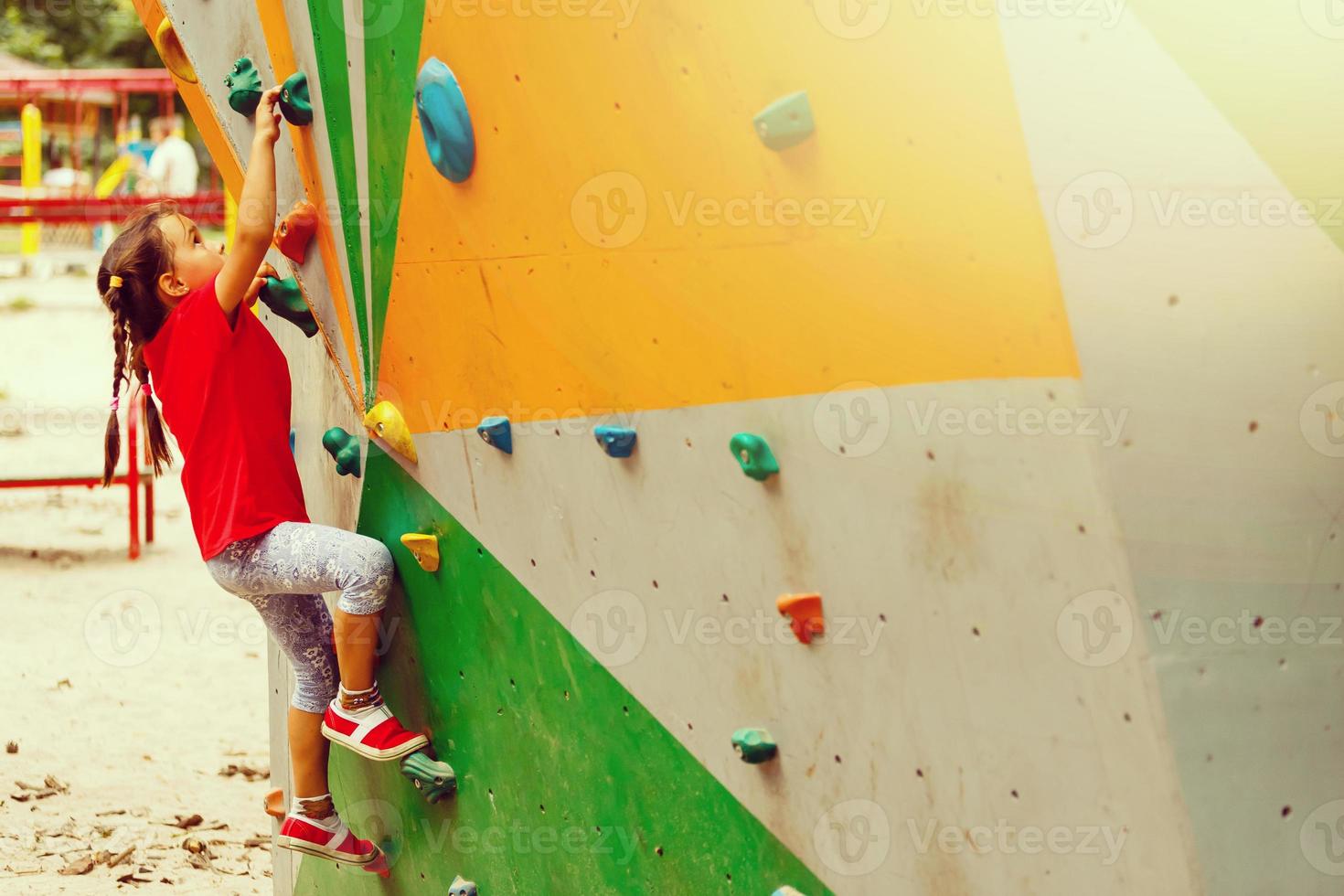 sport beeld van beklimming tiener naar de top van muur foto