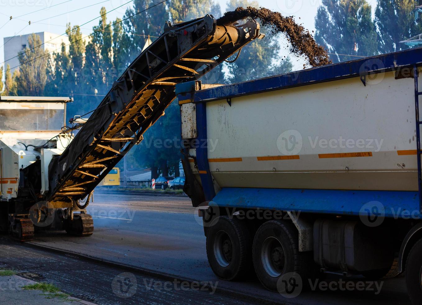 mooi zonsondergang bovenstaand de weg rol werken Aan de nieuw weg bouw plaats foto